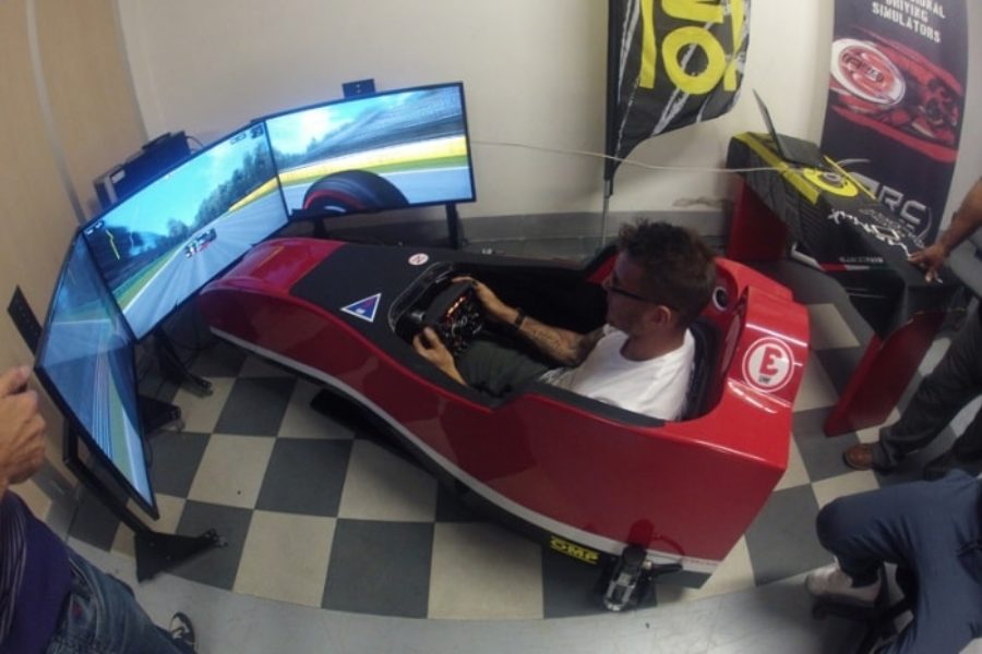 Die Atalanta-Fußballer German Denis und Lionel Scaloni testen den F1-Simulator
