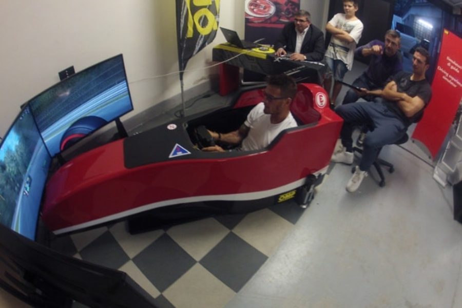 Die Atalanta-Fußballer German Denis und Lionel Scaloni testen den F1-Simulator