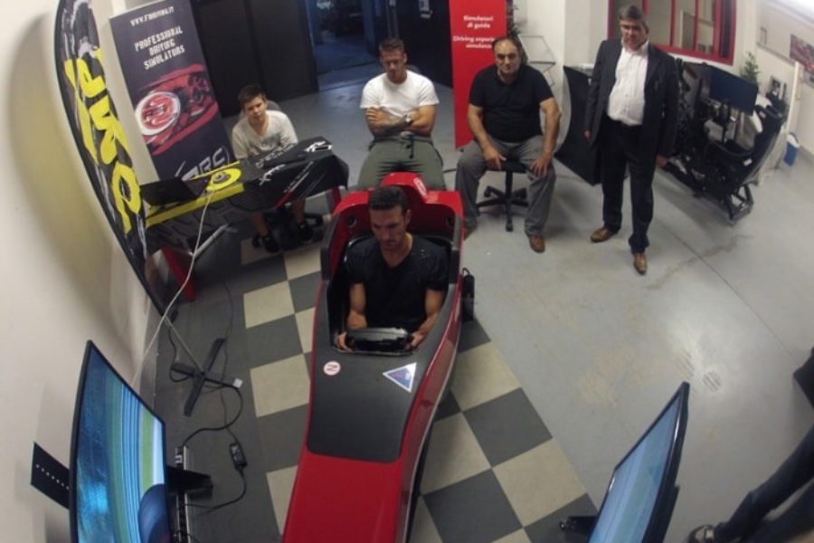 I calciatori dell’Atalanta German Denis e Lionel Scaloni provano il simulatore F1