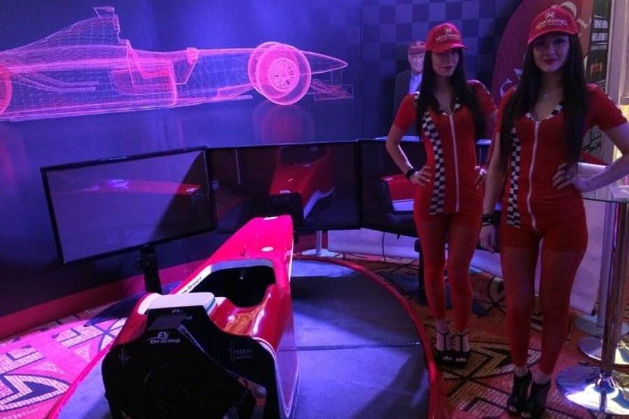 Niki Lauda und die Protagonisten des F1-Simulators SYM030 Fbrand im Admiral Casino