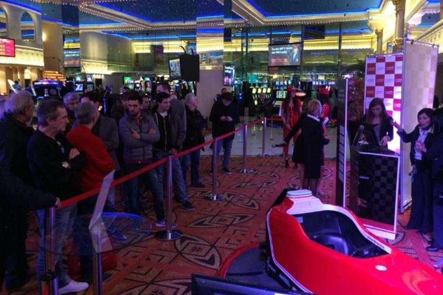 Niki Lauda und die Protagonisten des F1-Simulators SYM030 Fbrand im Admiral Casino