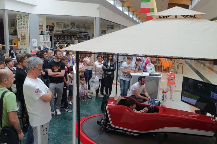 Globo Center L'Aquila chooses the F1 Fbrand simulator to thrill its customers