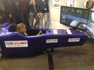 Mara Sangiorgio fährt den Fbrand Sky Sport Professional Formel-1-Simulator - Motorshow Bologna 2016