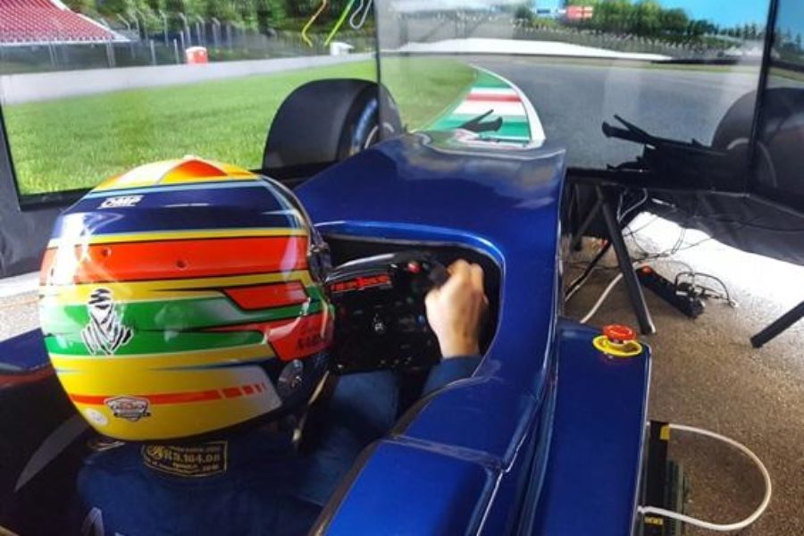 Comprar Simulador de F1 para eventos: el caso de la escuela de conducción segura de Vito Popolizio