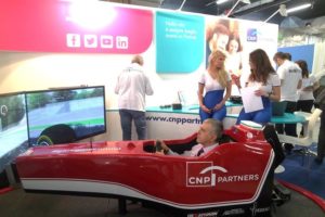 Professioneller F1-Fahrsimulator mit CNP Partners Sponsor auf dem Salone del Risparmio