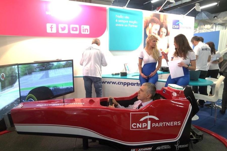 جهاز محاكاة F1 مع شركاء CNP في Salone del Risparmio في ميلانو