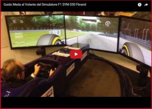 Guido Meda von Sky Sport fährt den F1-Simulator SYM 030 Fbrand