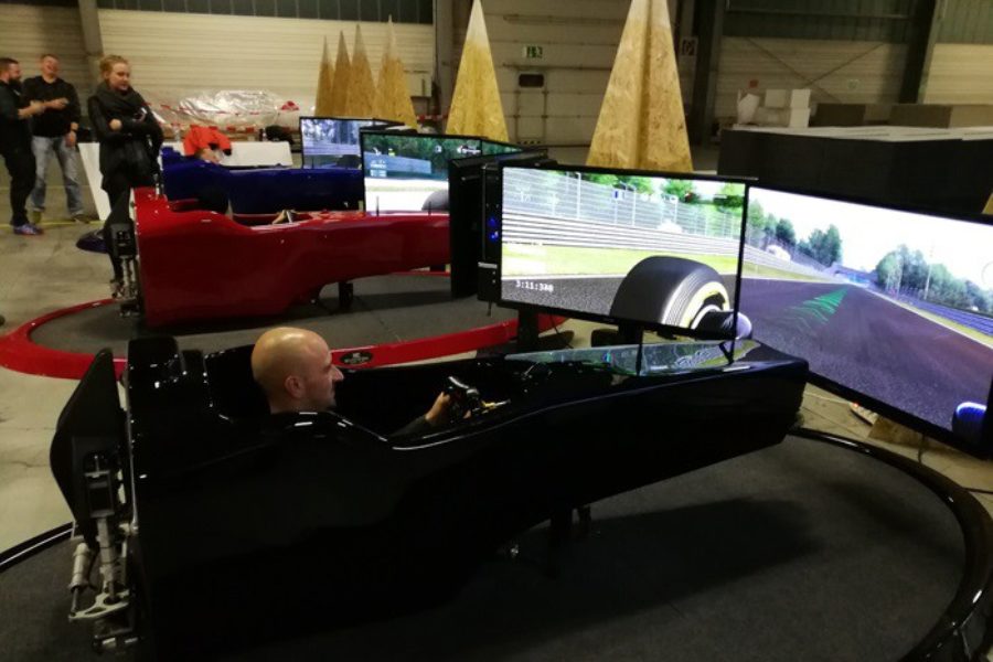 Contagious Enthusiasm with Porcelaingres driving the F1 Simulator