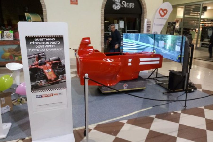 Dynamischer F1-Simulator mit Sky im Einkaufszentrum Il Porto di Adria