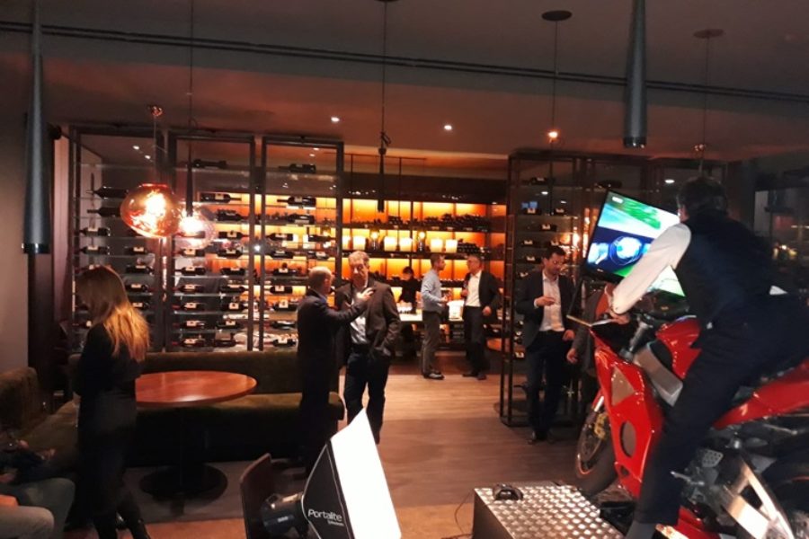 Debüt des professionellen Motorrad-Simulators mit der Axion Swiss Bank