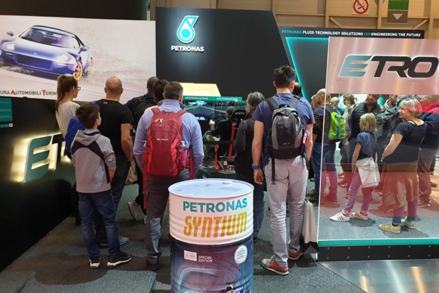 Queues and Customers in Palate in the Petronas Stand with the GT Professional Simulator