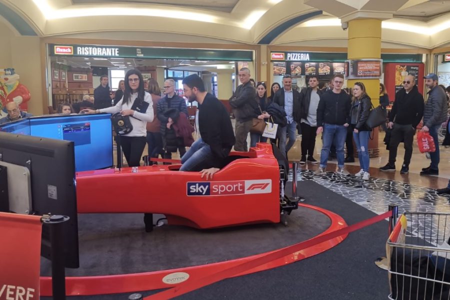 Simulador de F1 con Sky Ancora on Tour en los Centros Comerciales de Italia