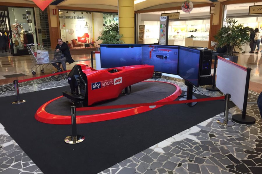 محاكاة F1 مع Sky Ancora في جولة في مراكز التسوق في إيطاليا