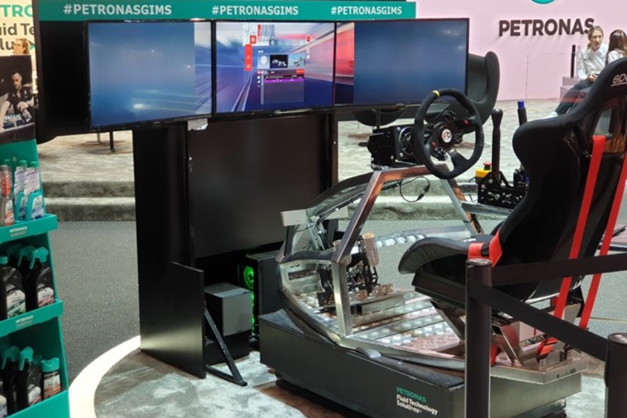 Code e Clienti a Palate nello Stand Petronas con il Simulatore GT Professionale