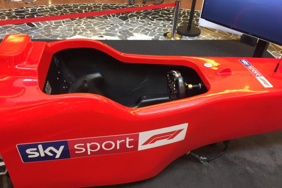 Simulador de F1 con Sky Ancora on Tour en los Centros Comerciales de Italia