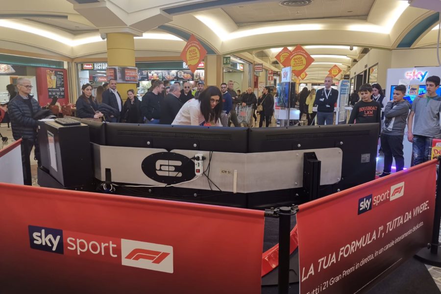 F1-Simulator mit Sky Ancora on Tour in den Einkaufszentren Italiens