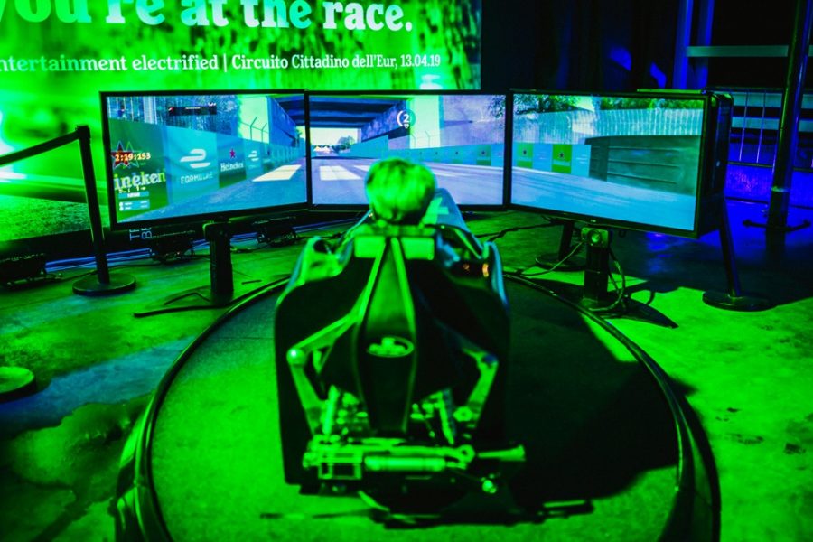 Formel-E-Simulator mit Fbrand Protagonist bei der offiziellen Afterparty des Heineken Rome E-Prix