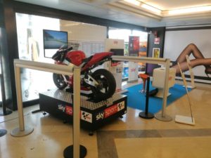 Stand Centro Commerciale Giotto Padova - Simulatore MotoGP Fbrand Sky Sport