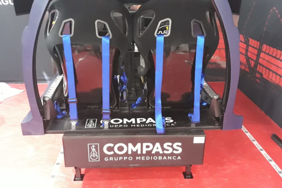 Professioneller Rallye-Simulator mit Kompass auf dem Autohändlertag