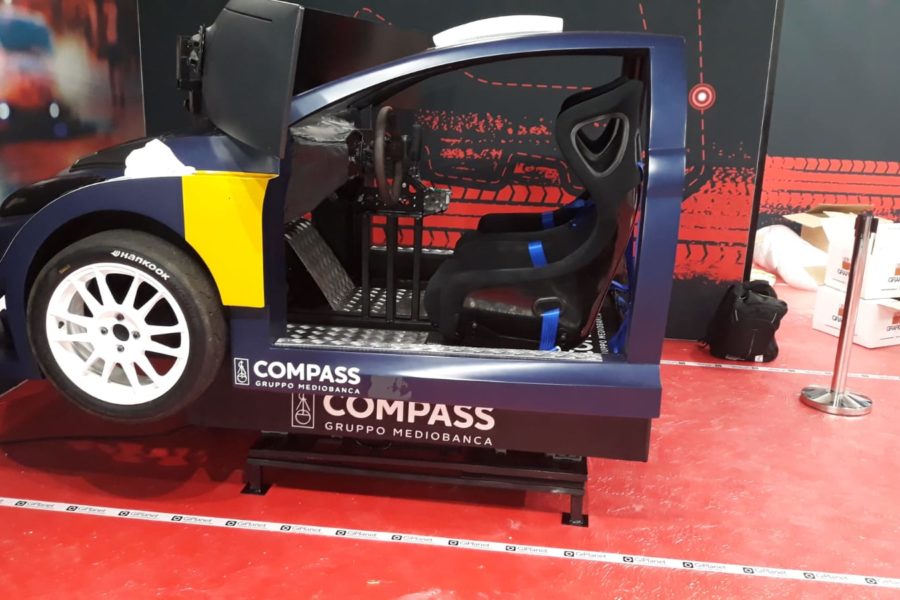 Simulador de rally profesional con brújula en el día del concesionario de automóviles