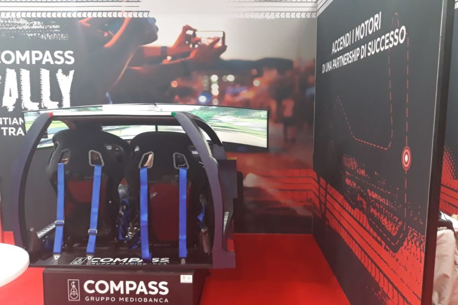 Professioneller Rallye-Simulator mit Kompass auf dem Autohändlertag