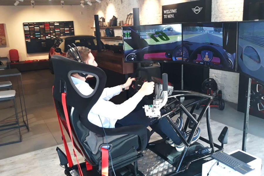 Mini Challenge mit dem Professional Driving Simulator beim Bmw Milan Autohaus