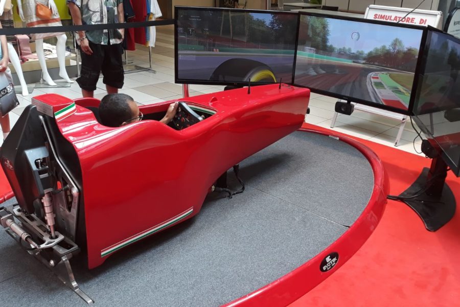 Der F1-Simulator unterhält die Gäste des Manor Shopping Centers