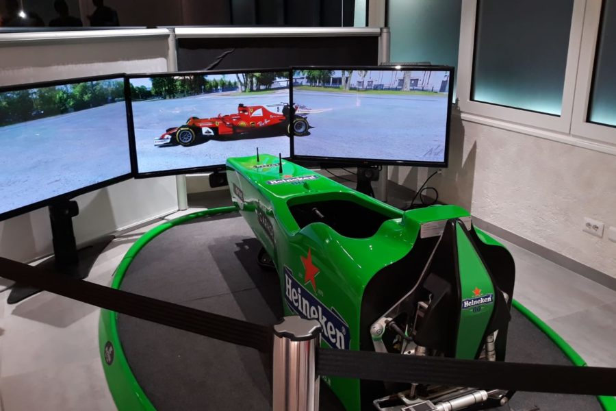Füllen Sie Bars und Clubs mit dem F1-Simulator wie The Golden Rooster
