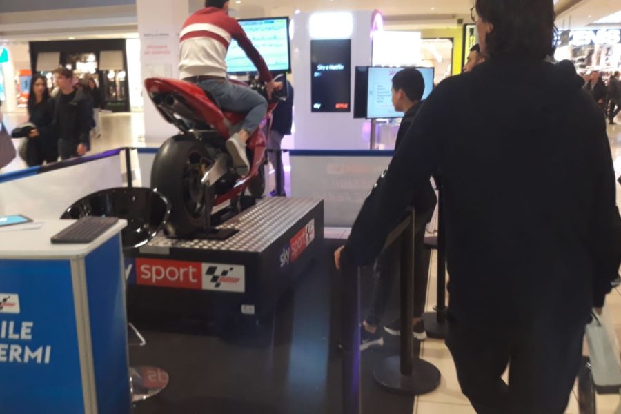 In Erwartung der MotoGP rasen die Emotionen bereits auf dem Motorrad-Simulator mit Sky