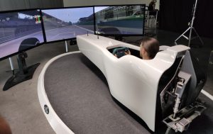 Fbrand con el simulador de F1 en el comercial de Sky Sport para NOW TV