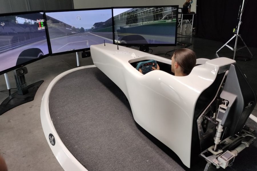 Fbrand con el F1 Simulator y Giovinazzi en el comercial de Sky Sport para NOW TV