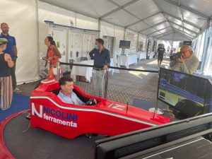 El CEO de Ferramenta, Nicolini, prueba el simulador de conducción de Fórmula 1 de Fbrand