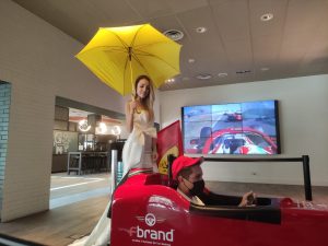 Simulatore Formula 1 Matrimonio - La sposa con il Simulatore F1 Professionale Fbrand al Novotel Milano Linate