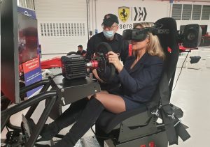 Mujer al volante - Simulador de conducción profesional GT
