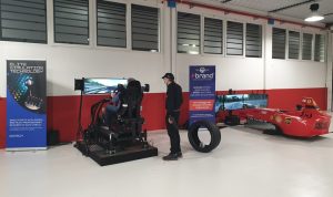 Stand de simuladores de conducción de Fórmula 1 y Gran Turismo Rally Fbrand - Estaciones de conducción de simuladores