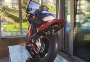 Postazione Simulatore MotoGP Fbrand in Azione - La Ruota Selvino Bergamo