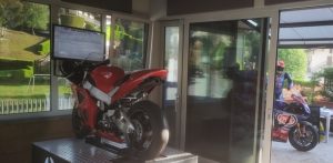 Simulador profesional de motocicletas Fbrand en el restaurante La Ruota di Selvino en Bérgamo
