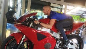 Simulador profesional de Fbrand MotoGP en acción: el volante Selvino Bergamo