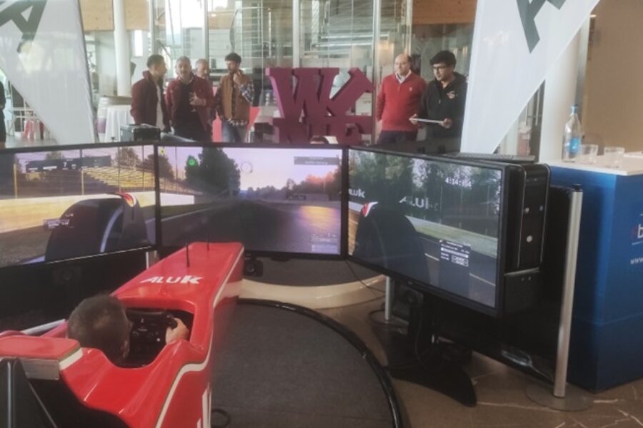 Simulador duplo de F1 com AluK na Cantina Monteci di Pescantina