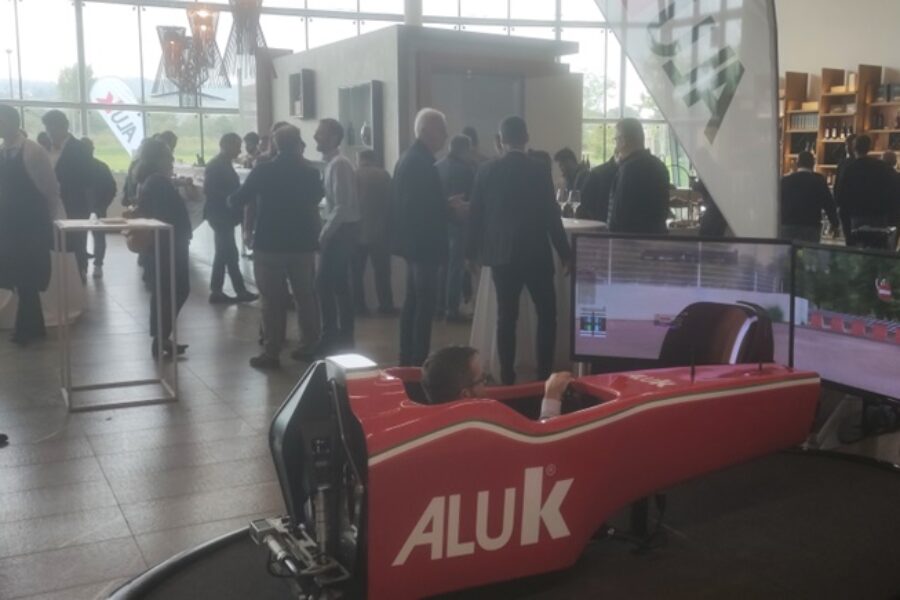 Doble simulador de F1 con AluK en Cantina Monteci di Pescantina
