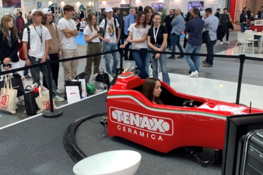 Tenax SPA mit dem F1-Simulator auf der Messe TECNA in Rimini