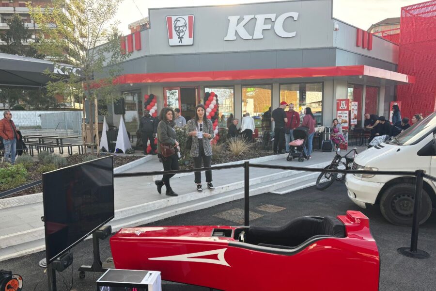 Il Simulatore F1 Emoziona all’inaugurazione KFC Drive Roma